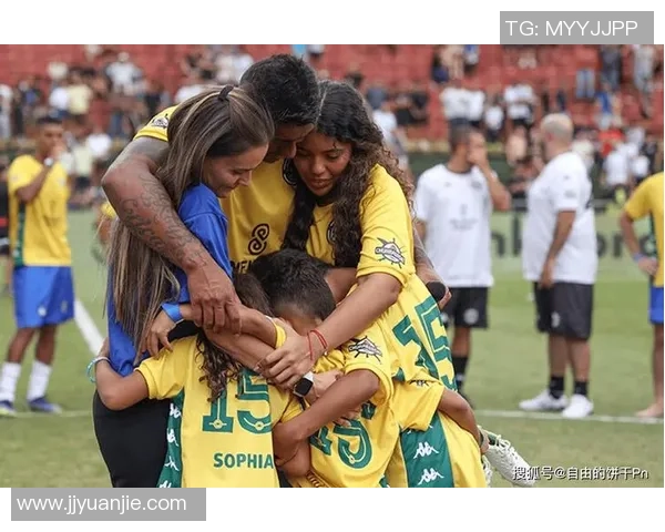 足球球星精彩合照高清呈现 球场英雄齐聚一堂 展现荣耀与实力 足球球星精彩合照高清呈现 球场英雄齐聚一堂 展现荣耀与实力